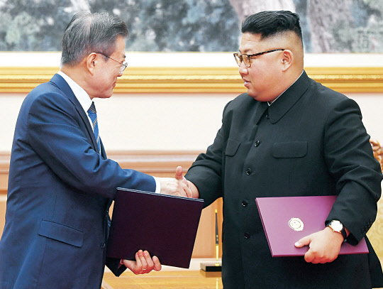 평양공동선언문 교환 문재인 대통령과 김정은 북한 국무위원장이 19일 백화원 영빈관에서 정상회담을 마친 뒤 9월 평양공동선언문을 교환하고 있다.